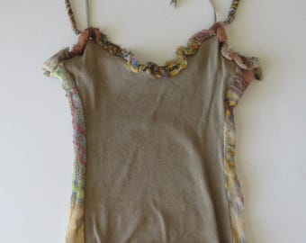 Regata vintage canelada, acabamento em chiffon, estilo anos 2000, cor verde-oliva, com babados e estampa paisley, fabricada na Itália.
