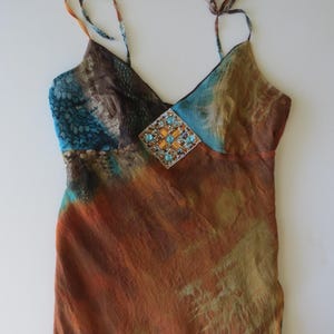 Vestido vintage italiano de gasa arrugada Sandro Ferrone, teñido Shibori, con cuentas, década de 2000.