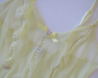 Vintage lichtgele intimissimi-hemd van mesh met bloemdetails