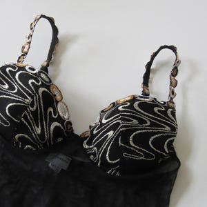 Puede incluir: Juego de tres tazas de cer&aacute;mica con un esmalte moteado de color crema. Cada taza presenta un dise&ntilde;o floral pintado a mano en tonos azules, verdes y amarillos. Las tazas tienen una forma simple y redondeada, con un asa.