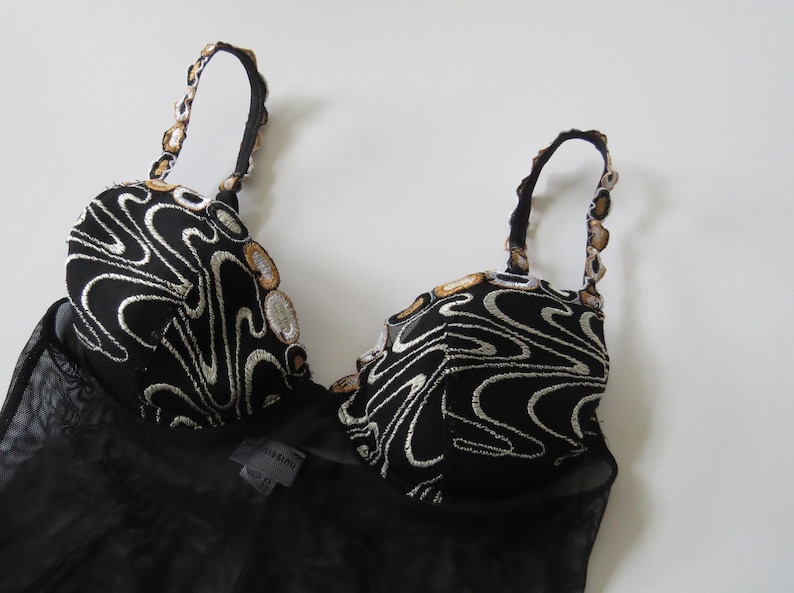 Puede incluir: Juego de tres tazas de cer&aacute;mica con un esmalte moteado de color crema. Cada taza presenta un dise&ntilde;o floral pintado a mano en tonos azules, verdes y amarillos. Las tazas tienen una forma simple y redondeada, con un asa.