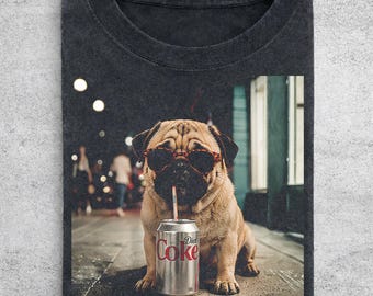 Camiseta Comfort Colors con un carlino bebiendo Coca-Cola Light, camiseta divertida con meme de perro, camiseta con estampado de carlino adorable, estilo veraniego, regalo para amantes de los refrescos. Camiseta unisex con estampado de animales.