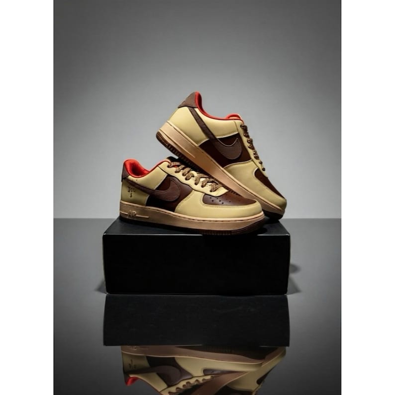 sneaker nike/air force 1'07/ tan-cacao/men size 10.5/hq3447222/bx no lid image 1