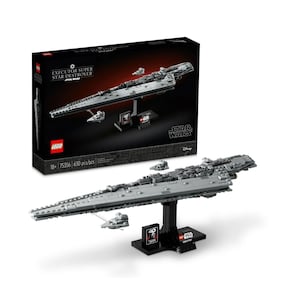 Puede incluir: Un modelo gris de LEGO Executor Super Star Destroyer, exhibido sobre un soporte negro. El modelo es una réplica detallada de la nave de Star Wars, con naves más pequeñas que la acompañan. La caja es visible en el fondo, con los logotipos de LEGO y Star Wars.