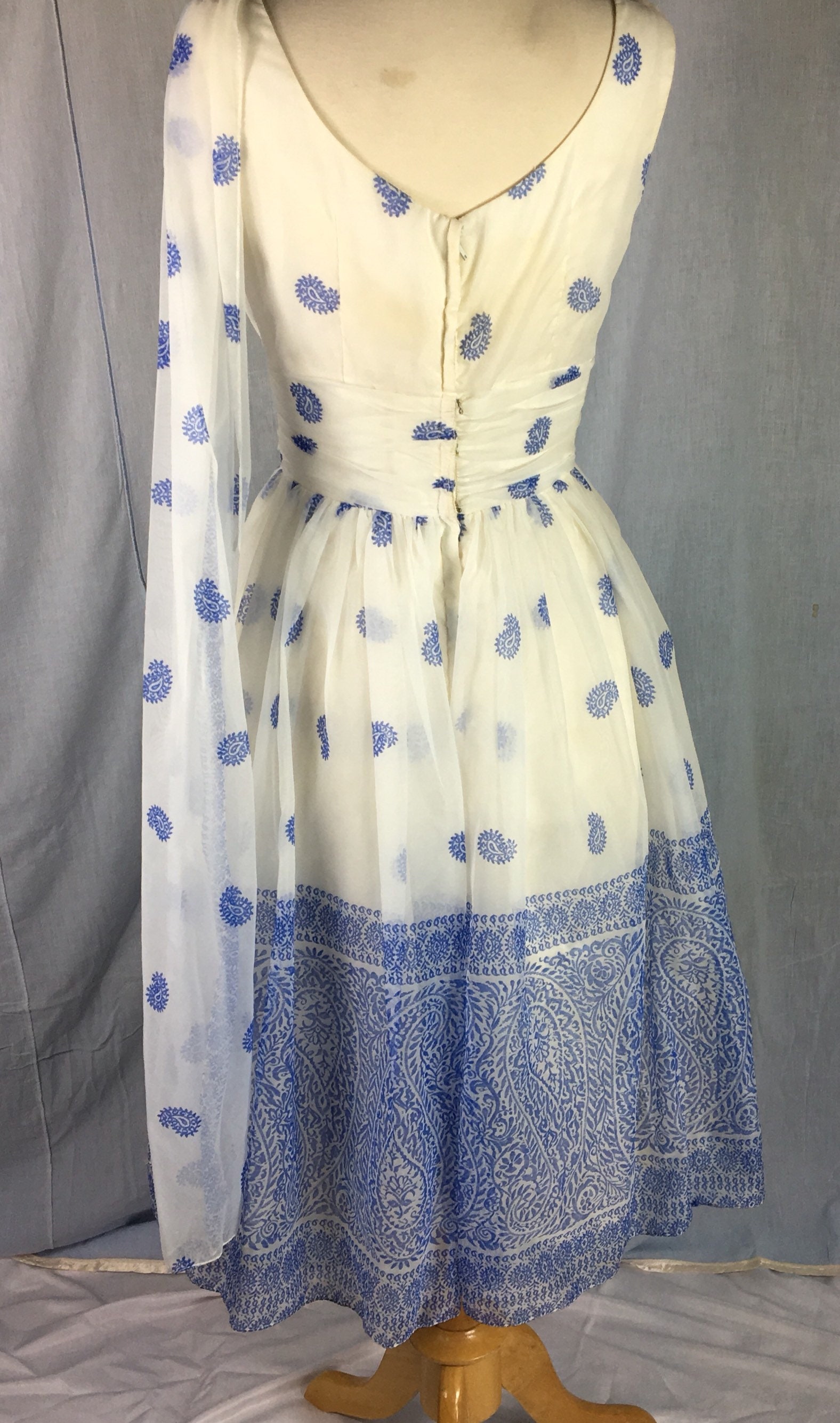 Reserve for Antonia Vintage 1950s 1960s Nylon Blue and White Circle ...