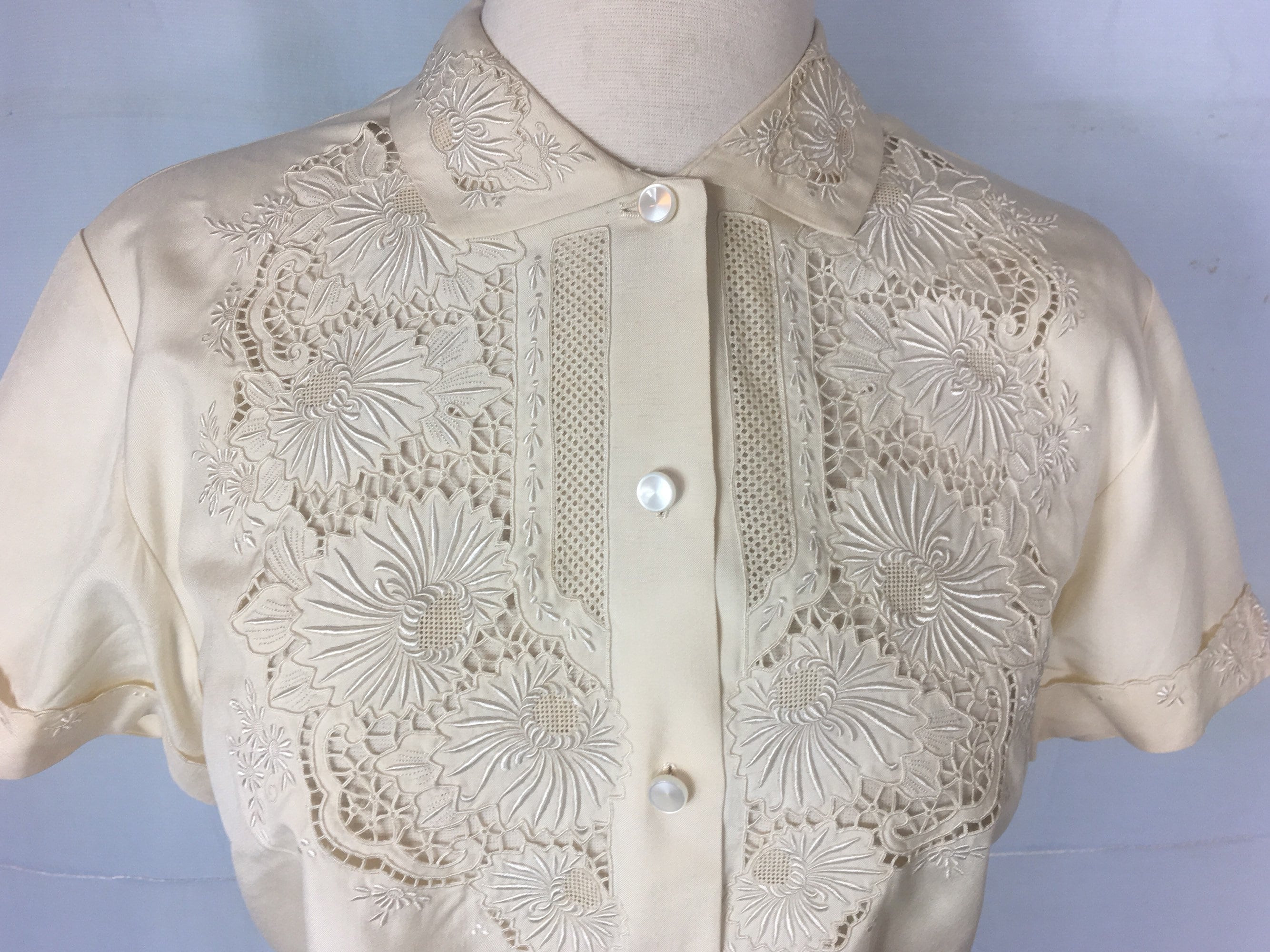 Vintage 1950s Cream Color Cotton Embroidered Blouse Med Large