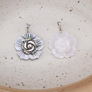 Pendentif en coquillage sculpté représentant une rose, breloque en nacre blanche naturelle et ormeau, bélière en argent, apprêts de bijoux floraux vintage