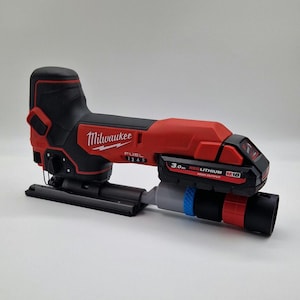 Pode incluir: Uma serra tico-tico sem fio Milwaukee Fuel com estrutura vermelha e preta, uma bateria Redlithium M18 de 3.0Ah e uma porta de extração de pó. O corpo da ferramenta exibe o logotipo da Milwaukee, a marca Fuel e um seletor de velocidade.