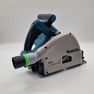Könnte beinhalten: Eine türkisfarbene und silberne Makita Akku-Tauchsäge mit BL-Motor, 36V-Leistung und LXT-Technologie. Das Werkzeug verfügt über einen schwarz-grauen Staubabsaugstutzen mit einem hellgrünen, texturierten Greifring am seitlichen Gehäuse.