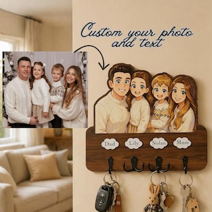 以下が含まれることがあります： 家族の肖像画イラストと「Custom your photo and text」の文字が入った木製のキーホルダー。キーホルダーには4つのフックがあり、鍵と小さなぬいぐるみなどがぶら下がっています。家族の肖像画には「Dad」、「Lily」、「Nolan」、「Mom」の名前が書かれています。