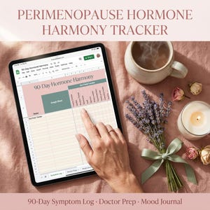 Könnte beinhalten: Ein digitales Tablet mit einem 90-Tage-Hormon-Harmonie-Tracker. Der Bildschirm zeigt eine Tabelle zur Symptomverfolgung und Hitzewallungsüberwachung. Das Bild enthält eine Tasse Tee, Lavendel, eine Kerze und den Text "Perimenopause Hormone Harmony Tracker."