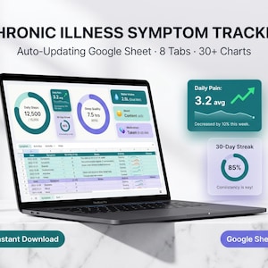 Op de afbeelding: Een laptop met een Chronic Illness Symptom Tracker Google Sheet met 8 tabbladen en 30+ grafieken. Het scherm toont datavisualisaties voor dagelijkse stappen, slaapkwaliteit, waterinname en pijnniveaus. Inclusief een knop voor directe download.
