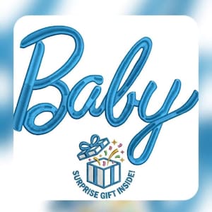 Peut inclure: Un motif brodé bleu avec le mot "Baby" en écriture cursive. En dessous, une boîte cadeau avec le texte "Surprise Gift Inside !" Le design est sur fond blanc avec un dégradé bleu.