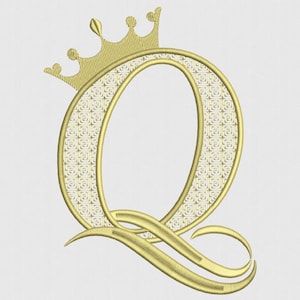 Può includere: Lettera "Q" dorata ricamata con una corona. La lettera presenta un motivo decorativo al suo interno e una coda fluida. Una corona è posta sopra la lettera, aggiungendo un tocco regale. Il design è su uno sfondo bianco.