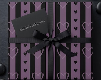Papel de regalo Whimsigoth Heart Stripe, envoltorio gótico de romance oscuro, morado y negro.