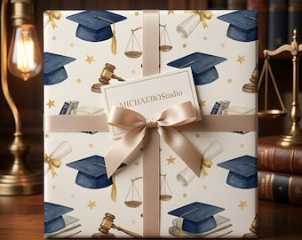 Papel de regalo para graduación de la facultad de derecho: diseño de mazo, balanza y diploma en acuarela.