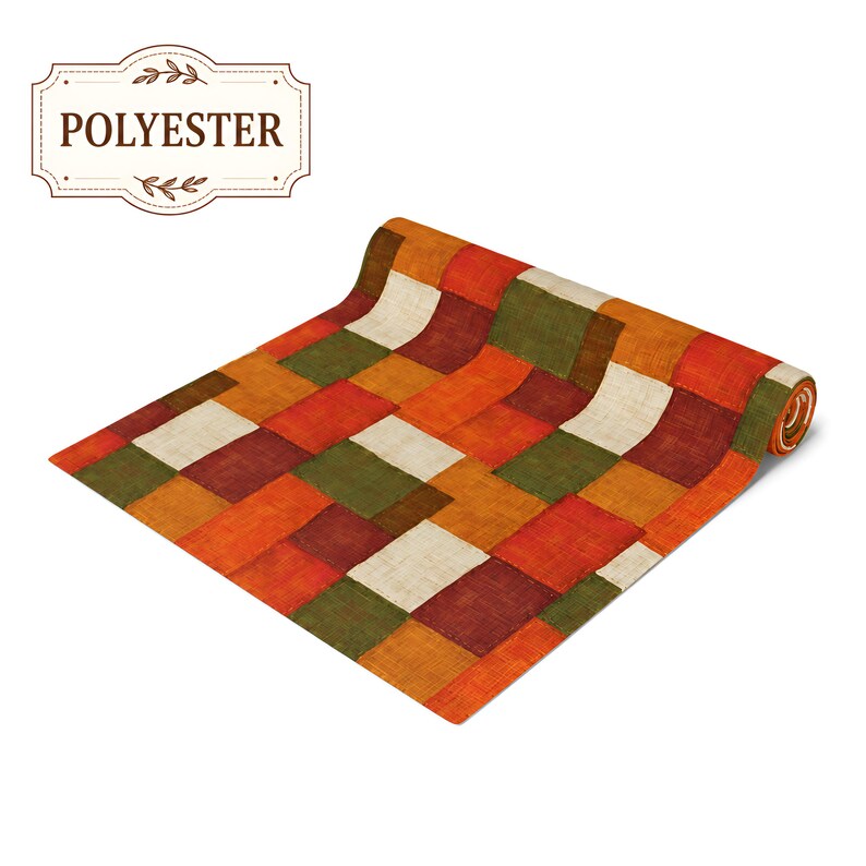K&ouml;nnte beinhalten: Ein rechteckiger Tischl&auml;ufer mit einem Patchwork-Design aus abwechselnden Quadraten in den Farben Orange, Rot, Olivgr&uuml;n und Creme. Der Stoff weist eine sichtbare Webstruktur auf. Ein Etikett in der oberen linken Ecke zeigt den Text POLYESTER.