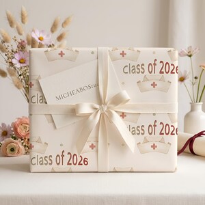 Geschenkpapier für Krankenschwestern, Graduierung von 2026, Krankenschwesternkappen Polka Dots (cremefarben)