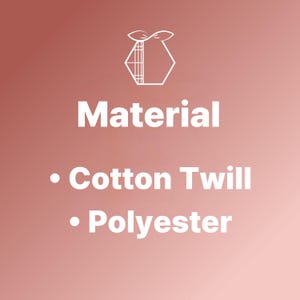 K&ouml;nnte beinhalten: Eine Grafik auf einem altrosa Hintergrund mit einem wei&szlig;en Linien-Icon eines Sechsecks mit Blatt-Symbol oben. Der Text lautet Material, gefolgt von einer Aufz&auml;hlung mit Cotton Twill und Polyester. Das Design ist zentriert mit wei&szlig;er Schrift.