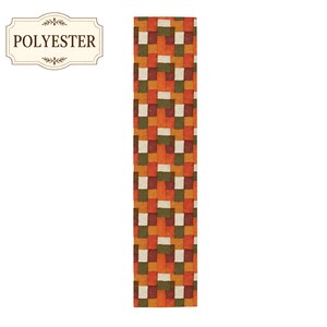 K&ouml;nnte beinhalten: Ein rechteckiger Tischl&auml;ufer mit einem sich wiederholenden geometrischen Muster aus ineinandergreifenden Bl&ouml;cken in den Farben gebranntes Orange, dunkles Olivgr&uuml;n, Creme und tiefes Rostrot. Der Stoff ist mit POLYESTER beschriftet.