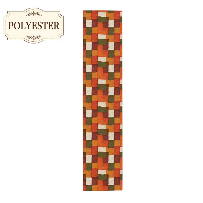 K&ouml;nnte beinhalten: Ein rechteckiger Tischl&auml;ufer mit einem sich wiederholenden geometrischen Muster aus ineinandergreifenden Bl&ouml;cken in den Farben gebranntes Orange, dunkles Olivgr&uuml;n, Creme und tiefes Rostrot. Der Stoff ist mit POLYESTER beschriftet.