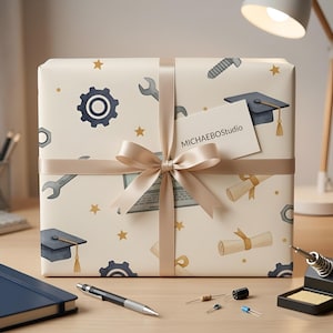 Puede incluir: Una caja de regalo rectangular envuelta en papel color crema con un patrón de engranajes gris oscuro, llaves inglesas, birretes de graduación, pergaminos y estrellas doradas. Un lazo de satén beige rodea la caja con una etiqueta MICHAEBOStudio.