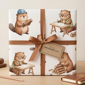 Puede incluir: Una caja de regalo cuadrada envuelta en papel blanco con un patrón repetitivo de castores de dibujos animados como trabajadores de la construcción, atada con una cinta marrón y una etiqueta que dice EXACTLY: MICHAEBOStudio. Los castores llevan cascos o gafas.