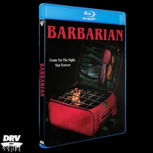 Op de afbeelding: Blu-ray disc case voor de film "Barbarian". De cover toont de titel in grote rode letters, met de slogan "Come For The Night. Stay Forever." Een rode koffer met een hand erin is de centrale afbeelding.