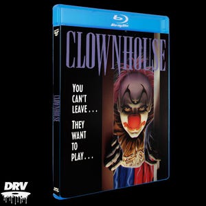 Op de afbeelding: Blu-ray disc case voor de horrorfilm "Clownhouse". De cover toont een dreigende clown die achter een deur vandaan kijkt. Tekst op de case luidt "You Can't Leave... They Want to Play..."