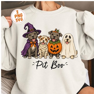 以下が含まれることがあります： ハロウィンの仮装をした4匹の犬（魔女、ミイラ、カボチャ、お化け）のグラフィックが描かれた白いクルーネックのスウェットシャツ。犬の下には「Pit Boo」という文字がある。左上の円形のバッジには「2 PNG SVG」と書かれている。