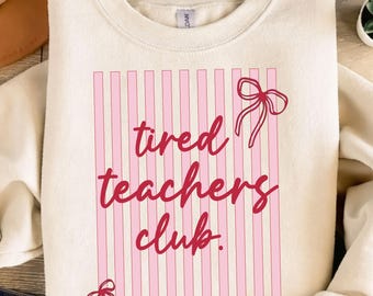 Müde Lehrer Club png, Lustiger Lehrer PNG, Retro gestreifter Lehrer, Preppy -Lehrer PNG, Retro trendiges Png-Design für Lehrer PNG Download