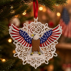 Può includere: Ornamento natalizio ricamato con un'aquila calva con le ali spiegate, che mostra i colori della bandiera americana. L'ornamento ha un design a filigrana bianca e un nastro rosso per appenderlo. Il corpo dell'aquila è marrone, con becco e artigli gialli.