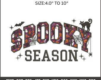 Może przedstawiać: Cyfrowy wzór haftu z napisem SPOOKY SEASON. Słowo SPOOKY wypełnione jest fioletowym wzorem w duchy, dynie i pajęczyny. Słowo SEASON napisane jest czarnymi literami blokowymi. Zawiera nietoperza, kota i pająka.