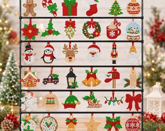 Puede incluir: Un expositor de metal negro con treinta y seis adornos navideños variados. La colección incluye formas bordadas y metálicas como un hombre de jengibre, un bastón de caramelo, un regalo, un calcetín, un árbol, un reno y campanas.