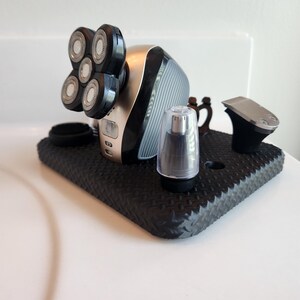 free bird shaver stand side view
freebird shaver stand
freebird organizer
head shaver holder
electric shaver stand
mens grooming organizer
razor holder stand
bald head shaver
bathroom organizer men
shaving station holder
mens gift idea
fathers day gift
3d printed organizer
bathroom counter decor