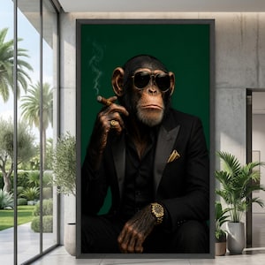 Può includere: Stampa artistica incorniciata raffigurante uno scimpanzé in abito nero, occhiali da sole e orologio d'oro, che fuma un sigaro. Lo sfondo è verde scuro. Lo scimpanzé indossa un anello d'oro e ha un fazzoletto da taschino dorato.