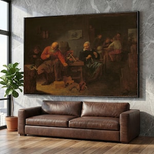 Puede incluir: Una pintura al óleo enmarcada que representa una escena de taller con varias figuras. Las figuras principales son un hombre mayor con una camisa roja y una mujer mayor con un vestido negro. La pintura cuelga sobre un sofá de cuero marrón.