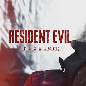 Pode incluir: A imagem apresenta o título "RESIDENT EVIL requiem" em uma fonte vermelha desgastada. Uma mulher com cabelo curto, ondulado e prateado é o foco central, vestindo uma jaqueta de couro marrom e um top com capuz preto. O fundo está desfocado.
