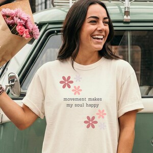 Comfort Colors® Movement Makes My Soul Happy Shirt, Yoga Lover Gift Shirt, Pilates Shirt, Gym Girl Shirt, Fitness Motivation Tee, Floral Tee afbeelding 2