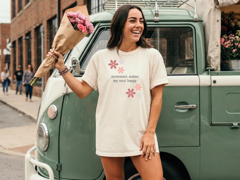 Comfort Colors® Movement Makes My Soul Happy Shirt, Yoga Lover Gift Shirt, Pilates Shirt, Gym Girl Shirt, Fitness Motivation Tee, Floral Tee afbeelding 2