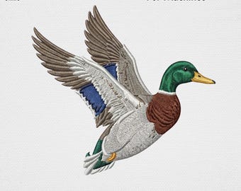 Op de afbeelding: Een digitaal borduurbestand voor machines met een vliegende wilde eend met een groene kop, bruine borst en vleugels met blauwe, witte en bruine veren. De tekst luidt 5 SIZES 4" 5" 6" 7" 8" Digital File Embroidery File For Machines PES DST EXP JEF VP3.