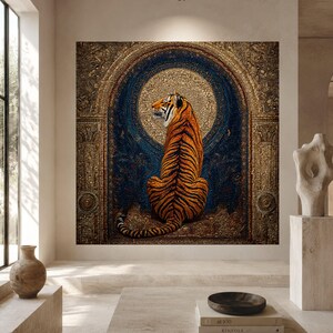 Puede incluir: Una pieza de arte mural cuadrada que muestra a un tigre sentado de espaldas al espectador, centrado dentro de un marco arqueado azul oscuro y dorado. El tigre tiene rayas naranjas y negras, y el fondo consiste en texturas doradas complejas.