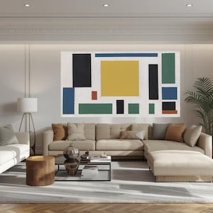 Könnte beinhalten: Abstrakte geometrische Wandkunst mit weißem Hintergrund und Farbblöcken. Das Design umfasst ein großes gelbes Rechteck, schwarze, blaue, grüne und rote Formen. Das Kunstwerk hängt über einem beigen Ecksofa in einem Wohnzimmer.
