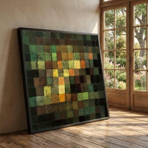 以下が含まれることがあります： 黒いフレームに入った抽象的なアートプリント。アートワークは、緑、茶色、黄色の正方形のモザイクを特徴としています。木製の床の壁に寄りかかっており、背景には窓と庭があります。