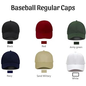 K&ouml;nnte beinhalten: Baseball Regular Caps in verschiedenen Farben: Schwarz, Rot, Army Green, Marine, Sand Military und Wei&szlig;. Jede Kappe hat einen gebogenen Schirm und eine strukturierte Krone. Das Bild zeigt die Kappen mit ihren jeweiligen Farbbezeichnungen.