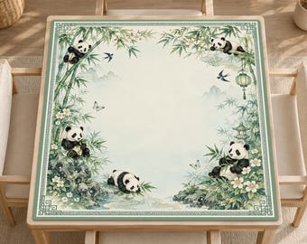 Op de afbeelding: Een vierkant tafelkleed met een gedetailleerde illustratie van vier panda's in een bamboebos. Het ontwerp bevat groene bamboestengels, witte bloemen, vlinders, een hangende lantaarn en een stenen pagode, omlijst door een decoratieve rand.