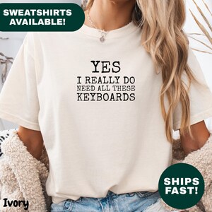 Ja, jag behöver verkligen alla dessa tangentbord T-shirt rolig tangentbord samlargåva tee mekaniskt tangentbord älskare gamer humor pc tech present