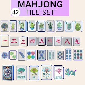 Puede incluir: Un juego de 42 fichas de Mahjong. Las fichas presentan varios diseños, incluyendo bambú, flores y caracteres chinos. El juego incluye fichas con el texto "MAHJONG" y "TILE SET".