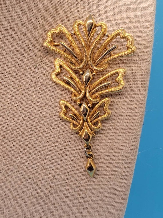 Lisner Textured Gold Tone Dangle Brooch - image 3