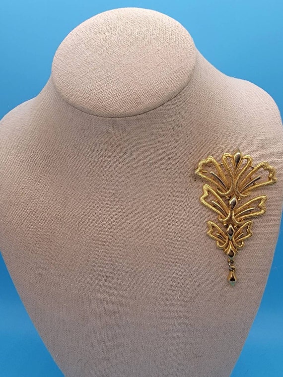 Lisner Textured Gold Tone Dangle Brooch - image 2